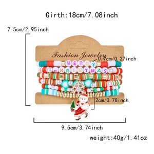 Details von fünf Weihnachtsarmbändern mit Merry Christmas Buchstaben und Festtagsanhängern