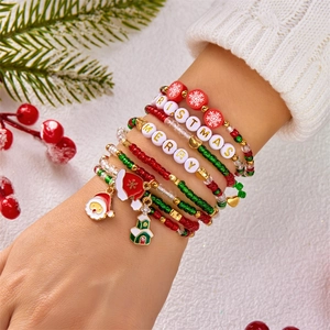 Detailansicht der Weihnachts-Perlenarmbänder mit Merry Christmas-Perlen und Anhängern