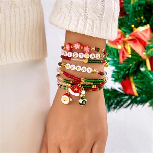Detailansicht der Weihnachts-Perlenarmbänder mit Weihnachtsmann und Buchstaben-Perlen
