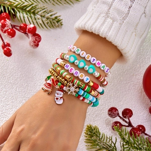 Details vom Weihnachts-Armbandset mit Weihnachtsmann-Anhängern und Festperlen