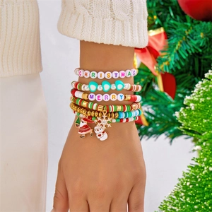 Detail eines Weihnachts-Perlenarmband-Sets mit Schneemann- und Nikolaus-Anhängern