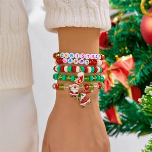 Nahaufnahme eines 5-teiligen Weihnachtsarmband-Sets mit Weihnachtsmann-Anhängern am Handgelenk