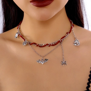 Detalle de collar de Halloween de dos capas con dijes de murciélago, calabaza y araña