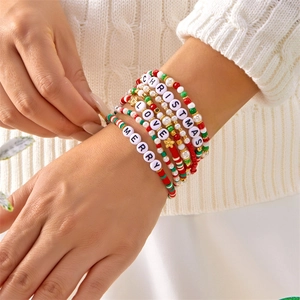 Detailansicht der mehrlagigen Weihnachtsperlenarmbänder mit festlichen Anhängern