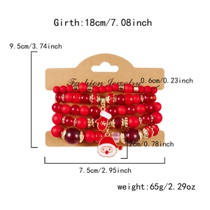 Détail de cinq bracelets de Noël en perles rouges avec breloques Père Noël et chaussettes