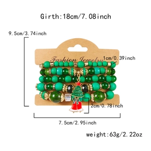 Détail d'un lot de 5 bracelets en perles vertes de Noël avec breloque sapin et clochette