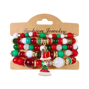Ensemble de cinq bracelets de Noël avec perles et breloques sapin en rouge et vert