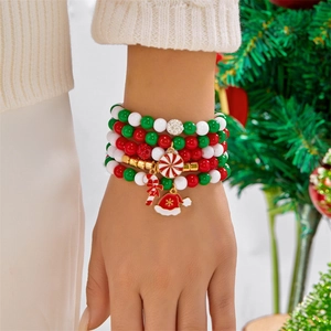 Nahaufnahme eines fünfteiligen Weihnachts-Perlenarmband-Sets mit festlichen Anhängern