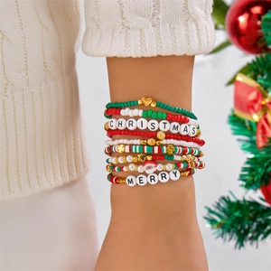 Detail von Weihnachts-Perlenarmband-Set mit Merry Christmas Buchstabenperlen am Handgelenk
