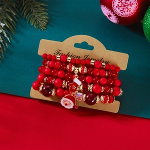 Détail du bracelet de Noël perlé avec breloques Père Noël sur carte de support