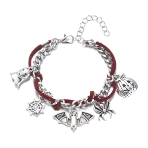 Detalle de pulsera de Halloween con colgantes plateados de fantasma, calabaza y araña