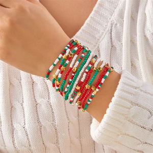 Detail von mehrlagigen Weihnachts-Perlenarmbändern mit roten, grünen und weißen Sternen