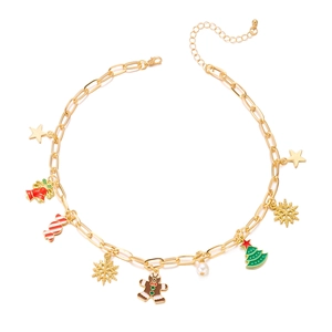 Dettaglio del bracciale di Natale con omino di pan di zenzero, fiocchi e ciondoli