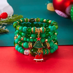 Vue détaillée du lot de bracelets de Noël avec breloques sapin et clochettes