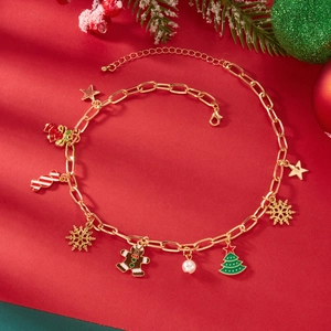 Vista dettagliata della collana festiva di Natale dorata con ciondoli in smalto