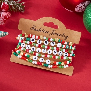 Detailansicht der Weihnachtsarmbänder mit Merry- und Joy-Buchstaben auf festlicher Karte