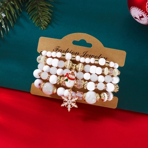 Détail d'un ensemble de bracelets de Noël avec breloques bonhomme de neige et flocon