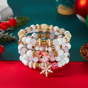 Gros plan du set de bracelets de Noël avec breloques bonhomme de neige et flocon