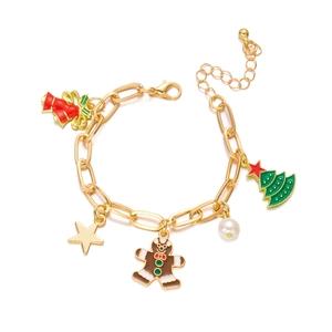 Dettaglio del bracciale natalizio dorato con ciondoli a omino di pan di zenzero