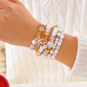 Vue détaillée des bracelets de Noël avec flocons de neige et breloques bonhomme de neige