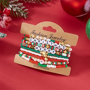 Detail von Weihnachts-Perlenarmbändern mit Merry Christmas Buchstaben auf festlichem Hintergrund