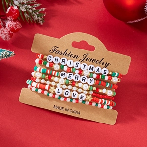 Weihnachtsarmband-Set mit rot-grünen Tonperlen und festlichen Buchstabenperlen