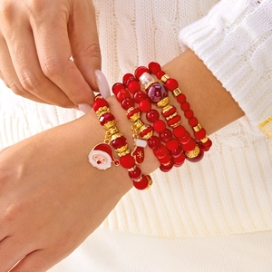 Détail du lot de bracelets de Noël en perles avec breloques Père Noël et flocon de neige