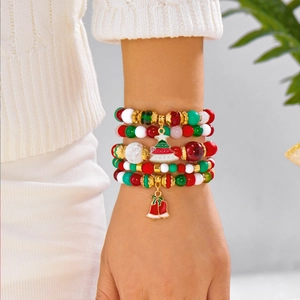 Ensemble de bracelets de Noël avec perles et breloques cloches sur le poignet d'un mannequin