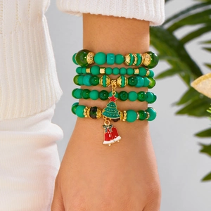 Détail de l'ensemble de bracelets de Noël avec perles vertes portés par un mannequin