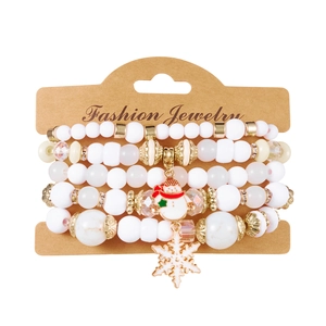 Détail du lot de bracelets de Noël avec perles et breloques bonhomme de neige et flocons