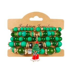 Détail d'un ensemble de 5 bracelets de Noël perlés avec pendentifs sapin et cloche