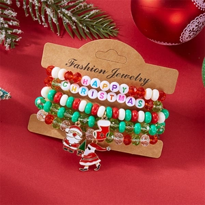 Detail von Weihnachtsperlen-Armband-Set mit roten grünen Anhängern und festlichen Perlen