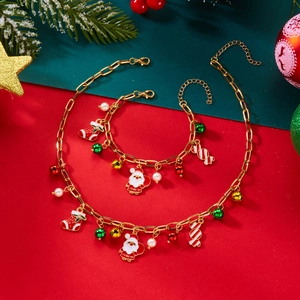 Dettaglio della collana e bracciale natalizi con ciondoli di Babbo Natale e perle