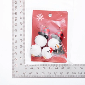 Détail des boucles d'oreilles bonhomme de neige en bois avec échelle de mesure de taille
