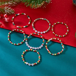 Detailansicht von sieben Weihnachtsperlenarmbändern mit Merry und Joy Anhängern