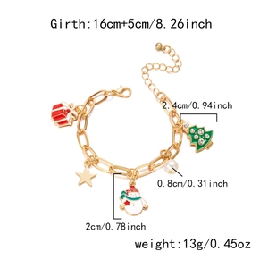 Dettaglio del bracciale natalizio con ciondoli a forma di pupazzo di neve e dimensioni