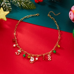 Dettaglio della collana di Natale con ciondoli Babbo Natale, bastoncino e campanelli