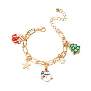 Dettaglio di un bracciale natalizio con pupazzo di neve, stella e albero su catena d'oro