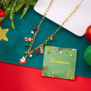 Dettaglio della collana dorata con Babbo Natale, bastoncino di zucchero e perle natalizie