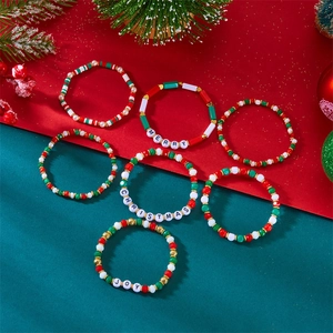 Nahaufnahme von 7-teiligem Weihnachts-Armband-Set mit Merry, Christmas, Joy Anhängern