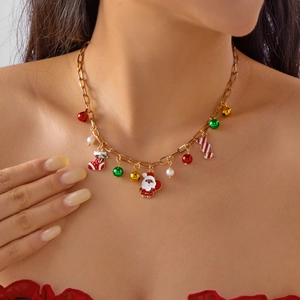 Dettaglio della collana di Natale con ciondoli Babbo Natale, bastoncini e campanelli