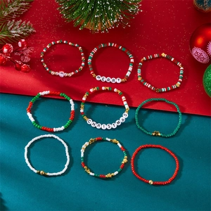 Detailansicht von neun Weihnachts-Perlenarmbändern mit Schneemann und festlichen Motiven