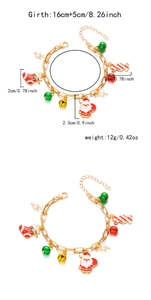 Dettaglio dei ciondoli del bracciale di Natale con Babbo Natale, campanelli e perle dorate