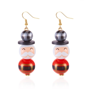 Détail de boucles d'oreilles Père Noël en bois avec perles rouges et crochets dorés