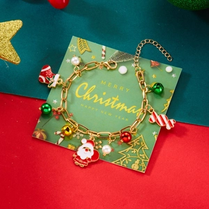 Dettaglio del braccialetto natalizio con ciondoli Babbo Natale, campanelli e perle