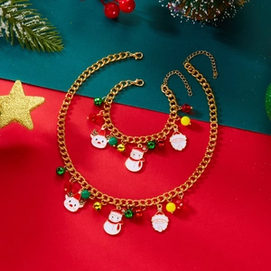 Dettaglio del set di gioielli natalizi con ciondoli a forma di Babbo Natale e renna
