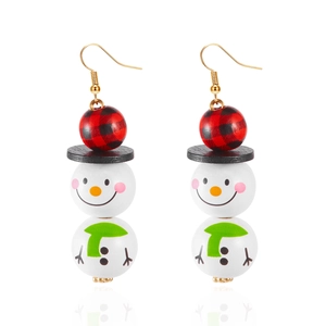 Détail de boucles d'oreilles bonhomme de neige en perles de bois avec un chapeau à carreaux