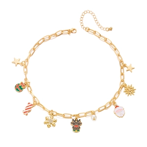 Dettaglio del bracciale natalizio dorato con ciondoli a fiocco di neve e renna magica