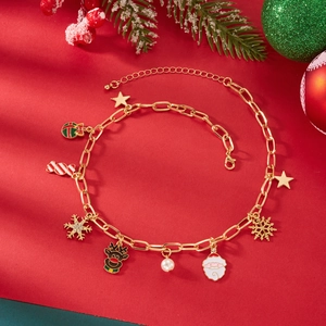 Dettaglio del bracciale natalizio dorato con ciondoli a forma di Babbo Natale e renna