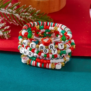 Weihnachtliches mehrlagiges Perlenarmband-Set mit Buchstabenperlen und Anhängern